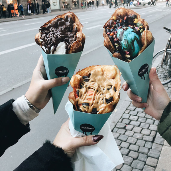 Custom Food Grade Street Snack Egg Waffle Holder Paper Packaging Crepe Cone Chip Egg Bubble Waffle Packaging Food Container Box